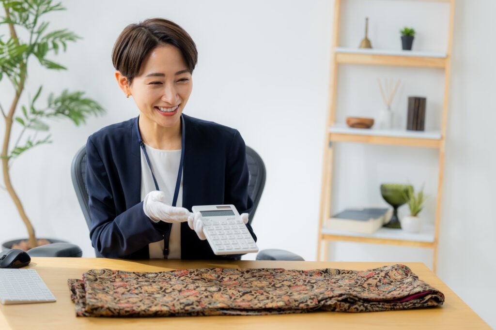 査定金額をお客様に話す女性スタッフ