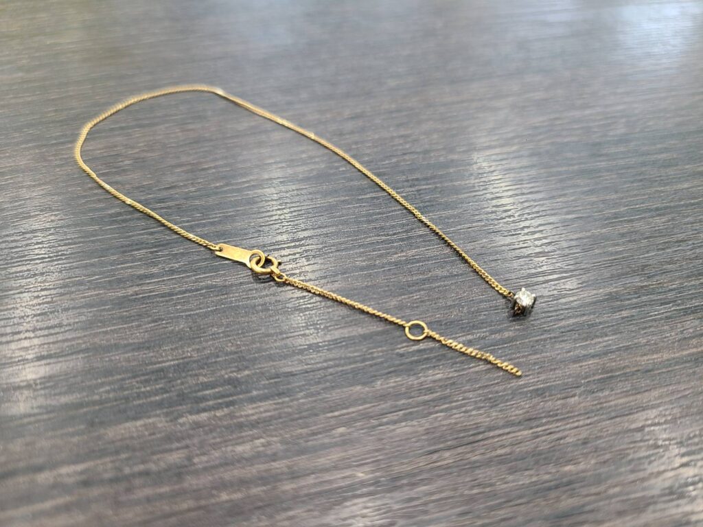 切れたネックレス